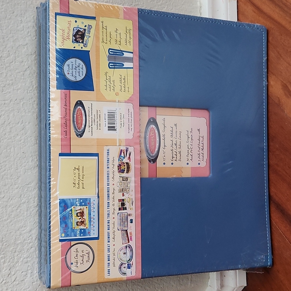 Memory Stor 12" x 12" Expandable Scrapbook.  30 Pages with Bonded Leather Cover